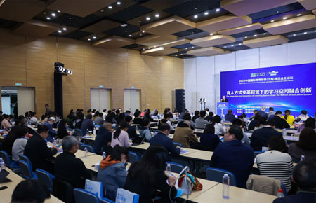 未來,教育將與人工智能展開一場賽跑……學(xué)習(xí)空間的重構(gòu)至關(guān)重要