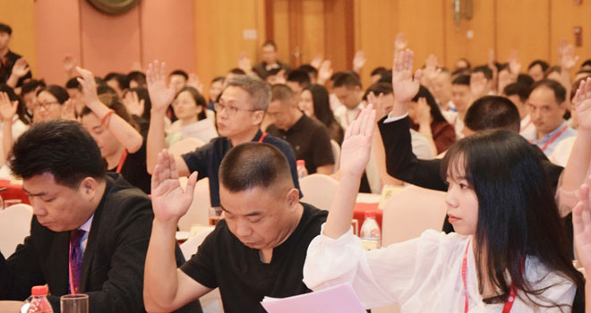 �ڶ������Ͻ����b��l(f��)չՓ���ɹ��e�k